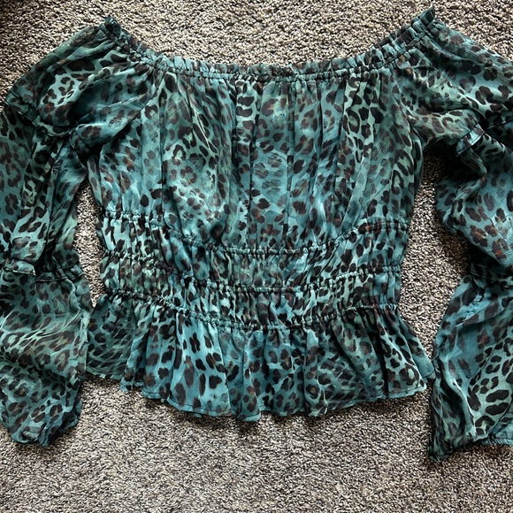 Adorable Guess Top - Picture 4 of 5